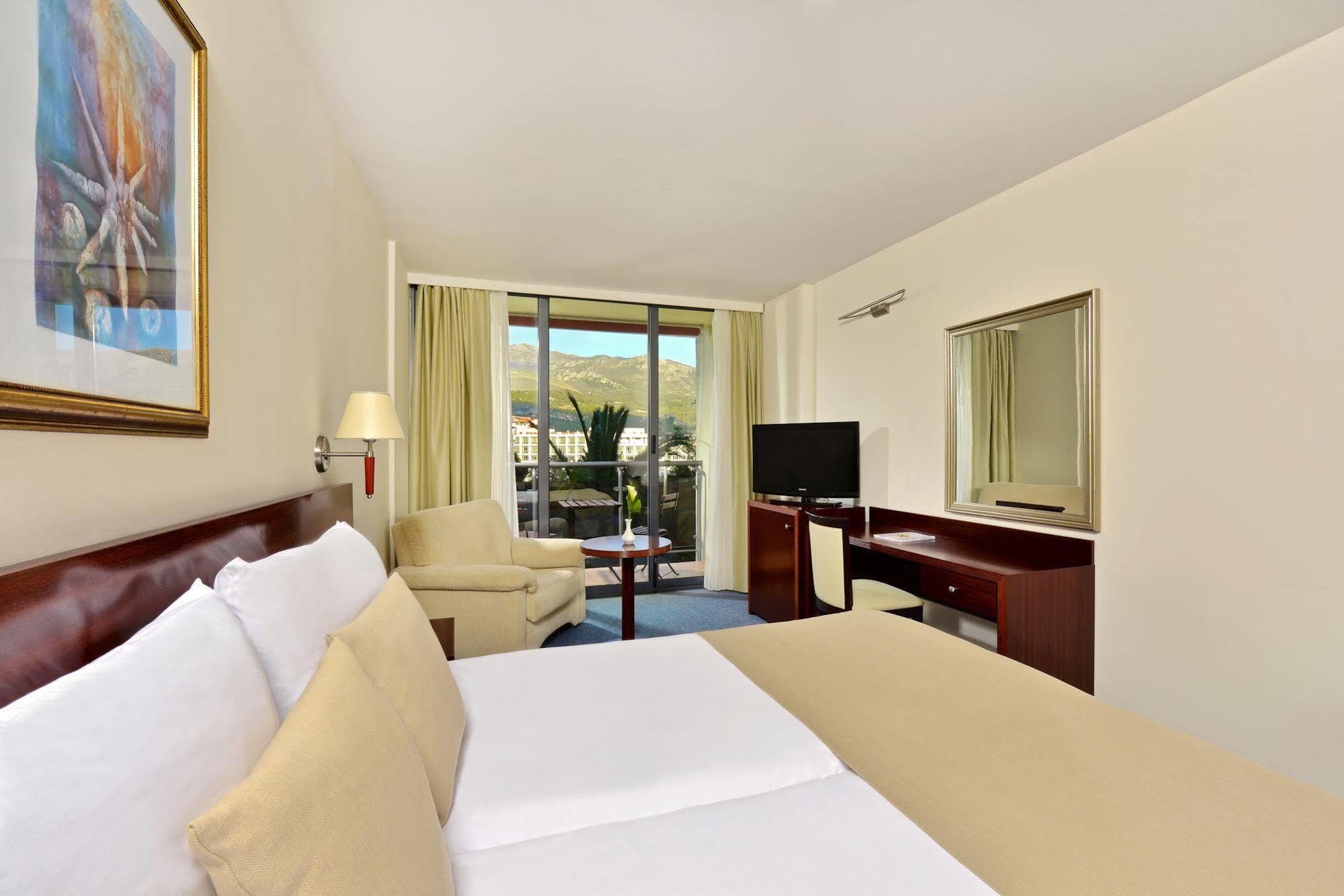 Отель Iberostar Waves Bellevue 4*